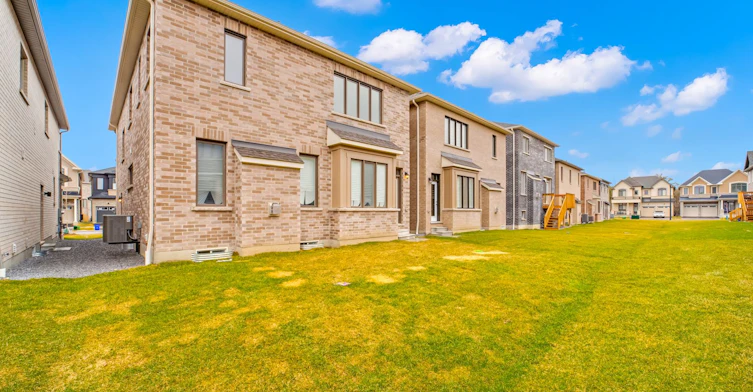 1410 Swallowtail Lane, Pickering, ON, L0H 1J0 - 34