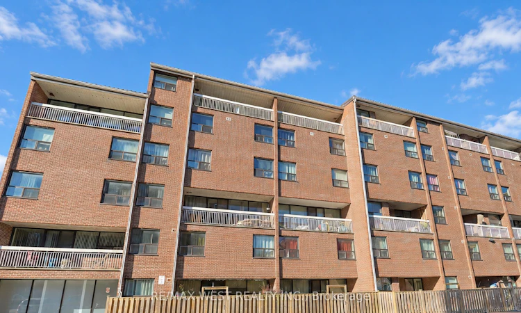 221C-4064 Lawrence Avenue E