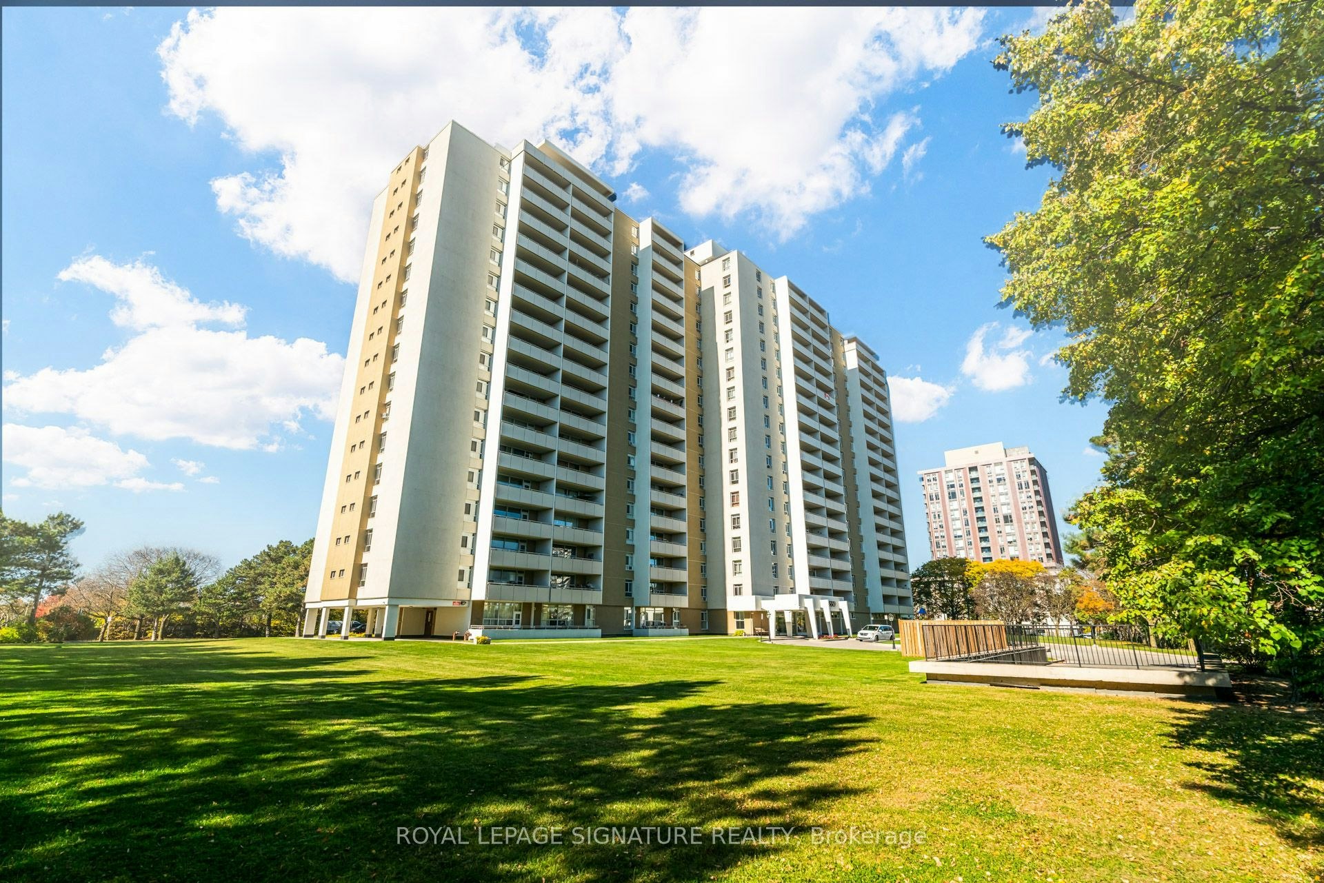812-2550 Pharmacy Avenue, Toronto, ON, M1W 1H9