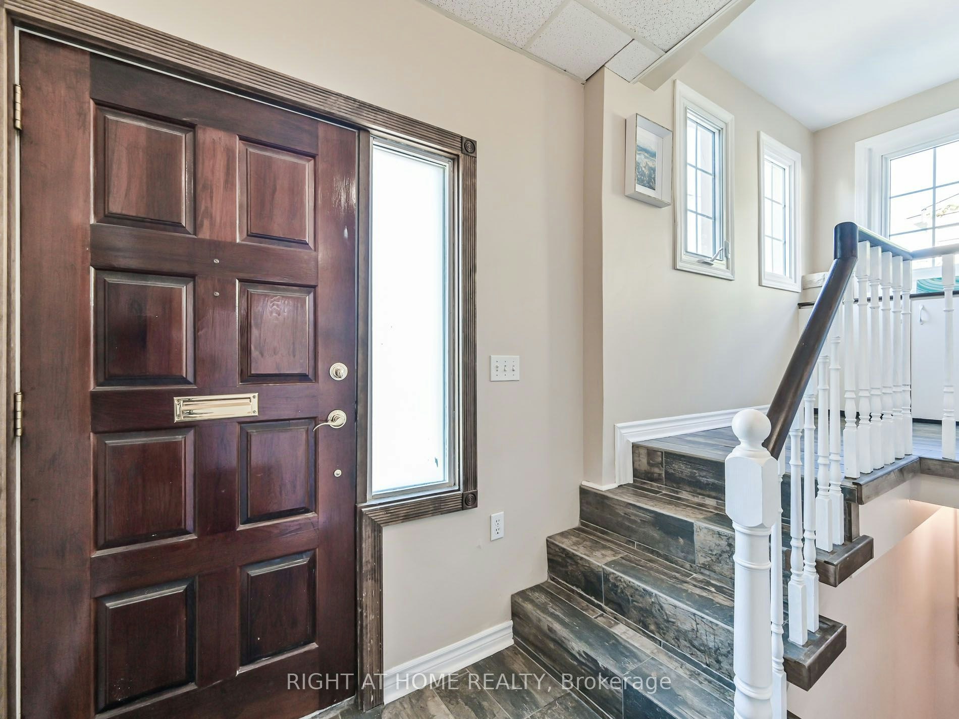 Upper-677 Mortimer Avenue, Toronto, ON, M4C 2K1 - 2
