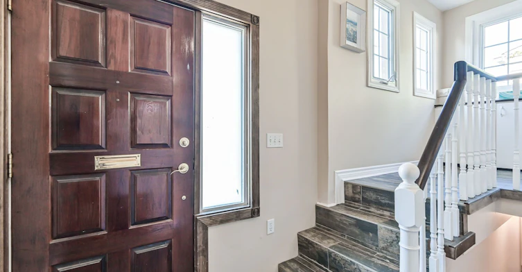 Upper-677 Mortimer Avenue, Toronto, ON, M4C 2K1 - 2