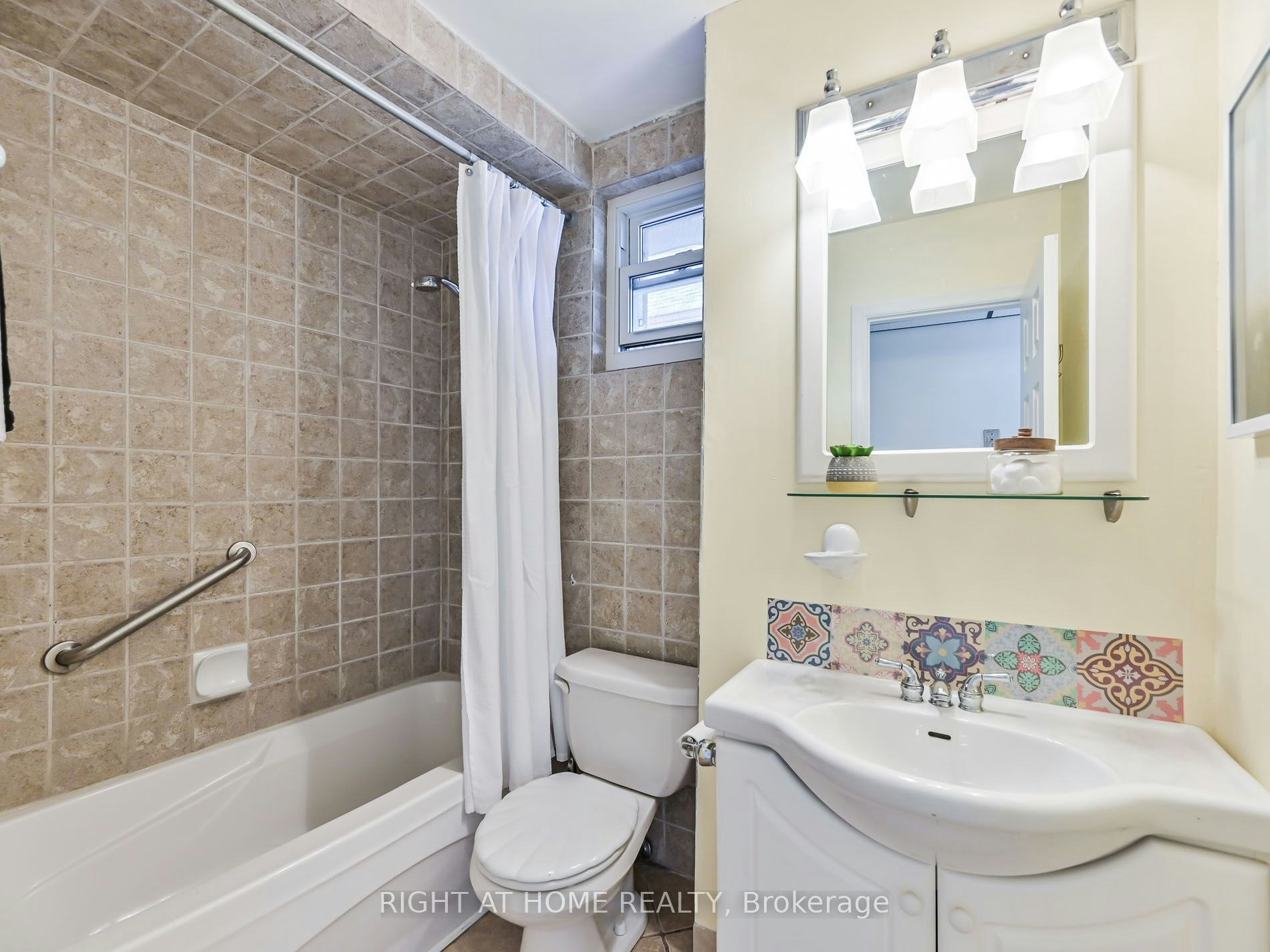 Upper-677 Mortimer Avenue, Toronto, ON, M4C 2K1 - 21