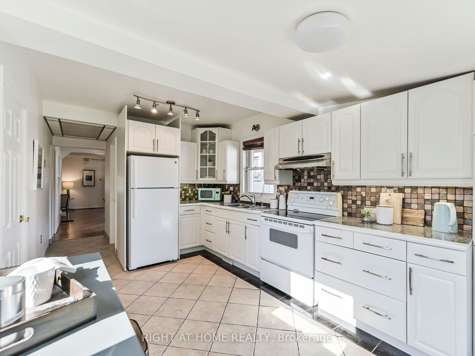 Upper-677 Mortimer Avenue, Toronto, ON, M4C 2K1 - 15