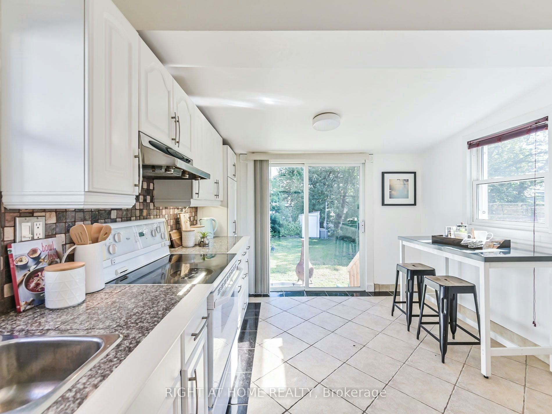 Upper-677 Mortimer Avenue, Toronto, ON, M4C 2K1 - 16