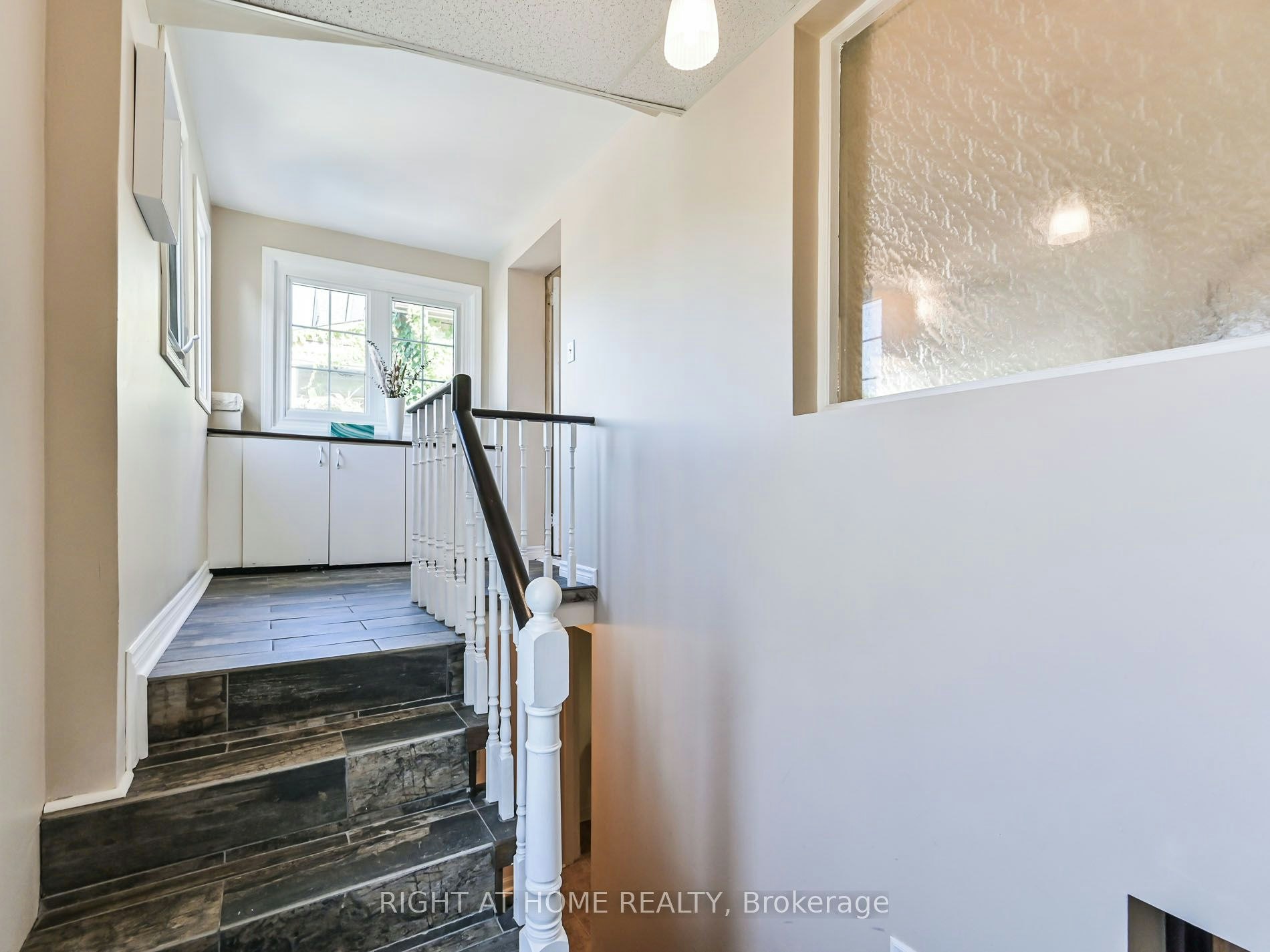 Upper-677 Mortimer Avenue, Toronto, ON, M4C 2K1 - 4