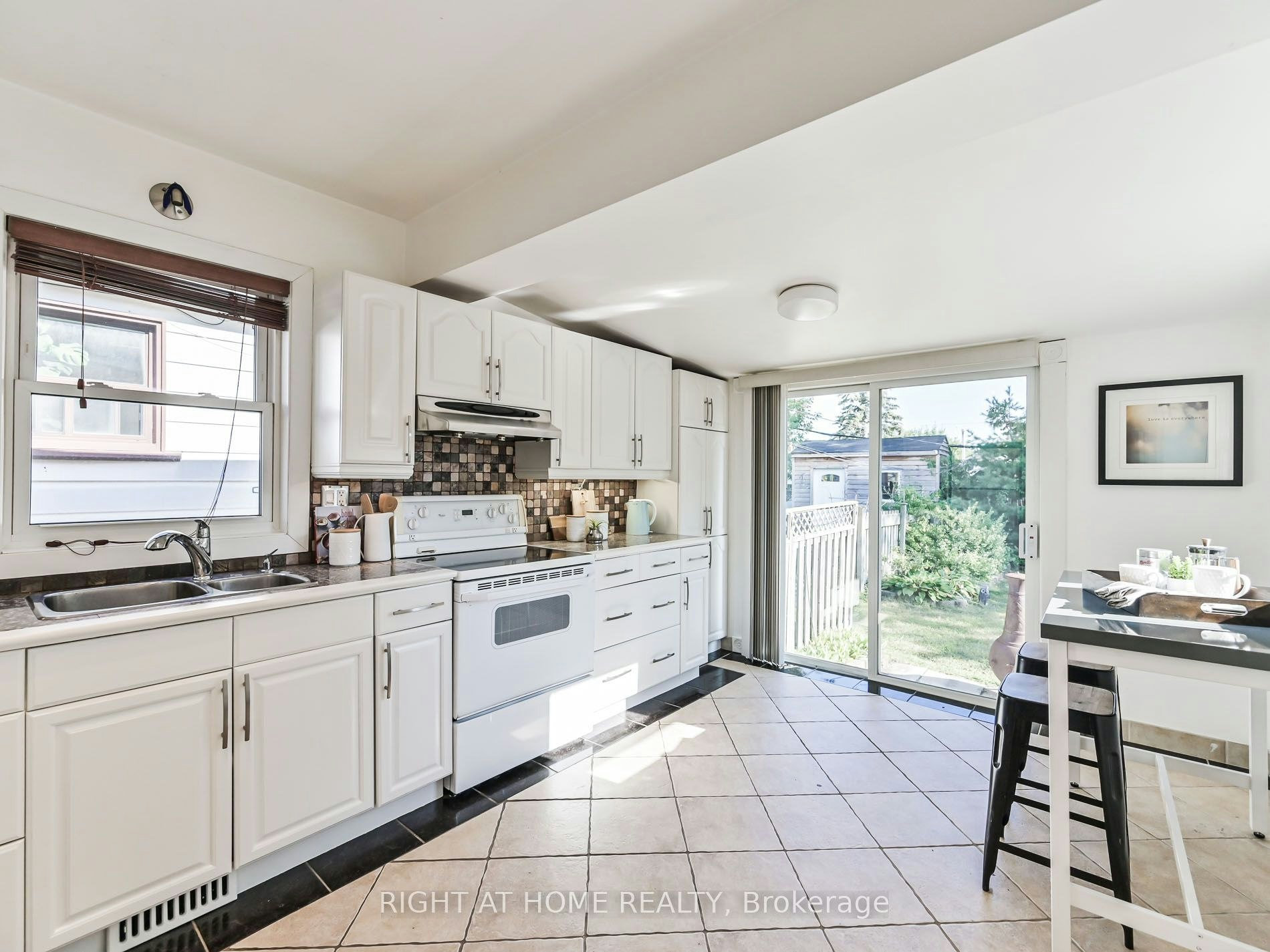 Upper-677 Mortimer Avenue, Toronto, ON, M4C 2K1 - 14