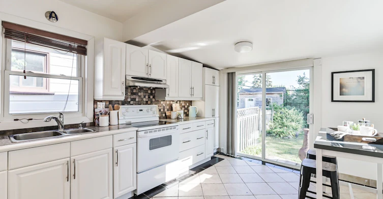 Upper-677 Mortimer Avenue, Toronto, ON, M4C 2K1 - 14