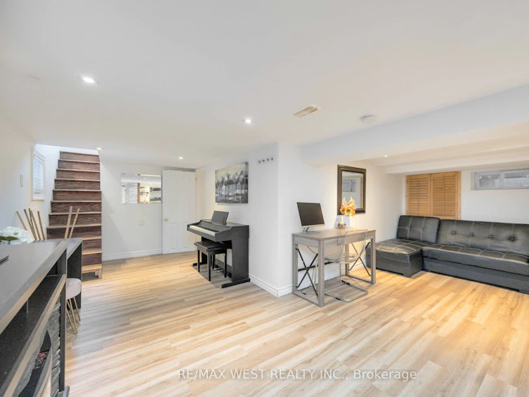 23 Mack Avenue, Toronto, ON, M1L 1M2 - 22