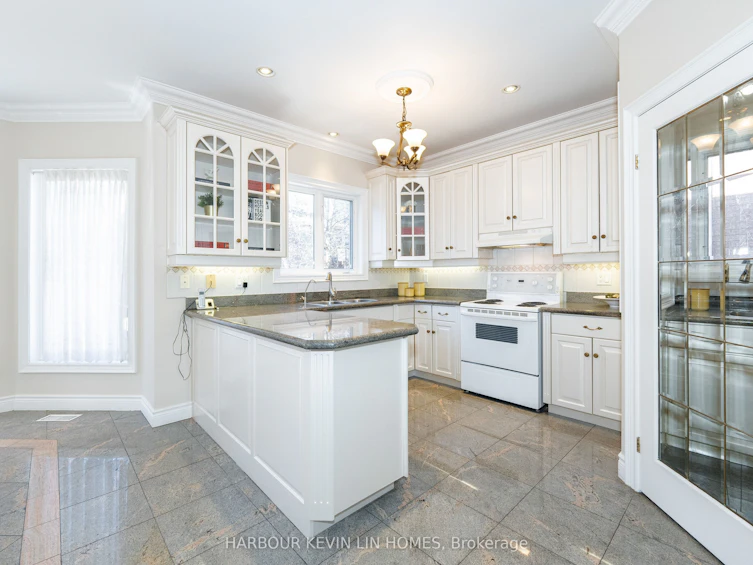 16 Hillsborough Court, Richmond Hill, ON, L4B 3X3 - 44