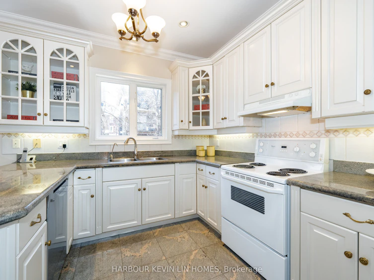 16 Hillsborough Court, Richmond Hill, ON, L4B 3X3 - 13