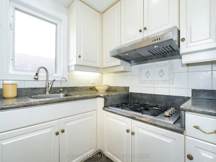 16 Hillsborough Court, Richmond Hill, ON, L4B 3X3 - 49