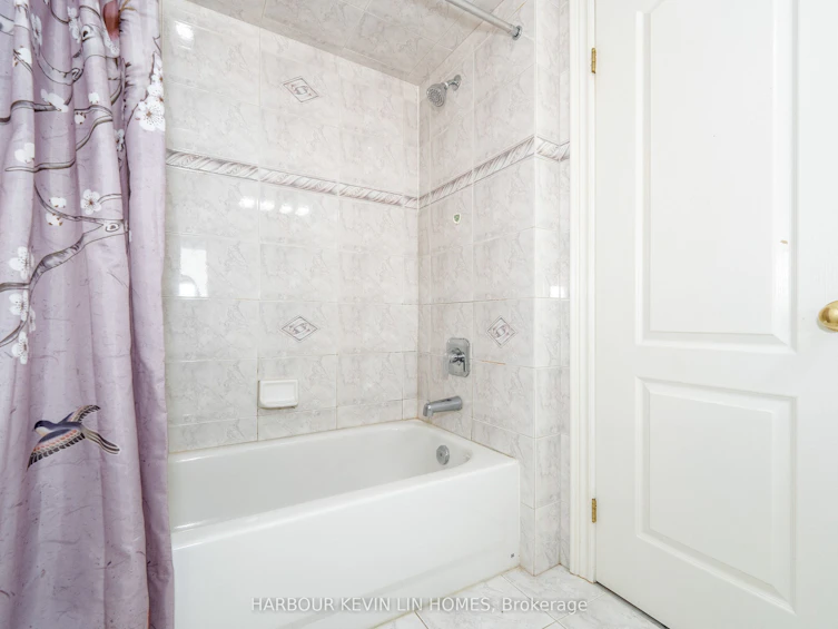 16 Hillsborough Court, Richmond Hill, ON, L4B 3X3 - 17
