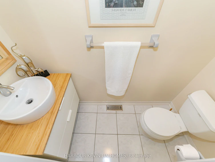 8 Queensway Drive, Richmond Hill, ON, L4S 1S2 - 3