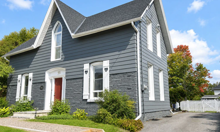 55 Brock Street E