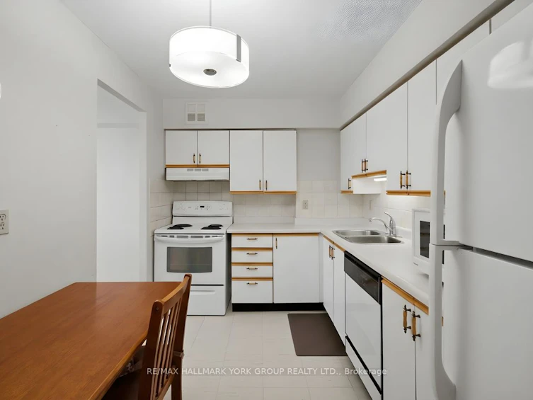 604-250 Davis Drive, Newmarket, ON, L3Y 7T7 - 5