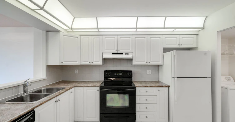 506-120 Promenade Circle, Vaughan, ON, L4J 7W9 - 5