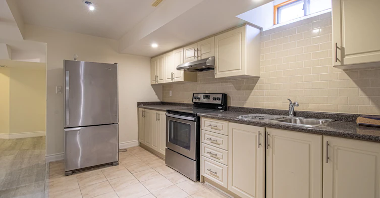 24 Forestside Road, Richmond Hill, ON, L4C 9V2 - 24