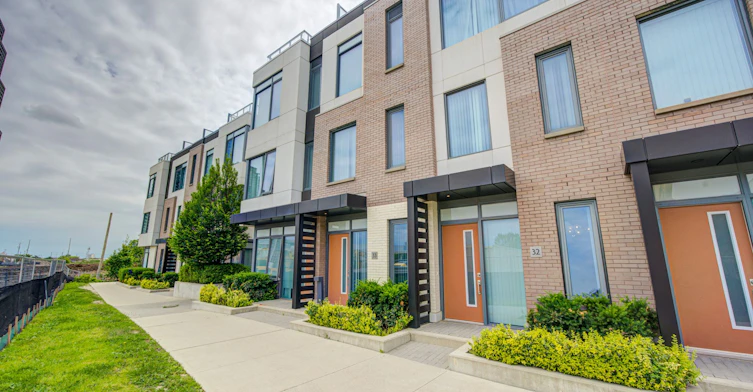 Th33-1050 Portage Parkway, Vaughan, ON, L4K 0K3