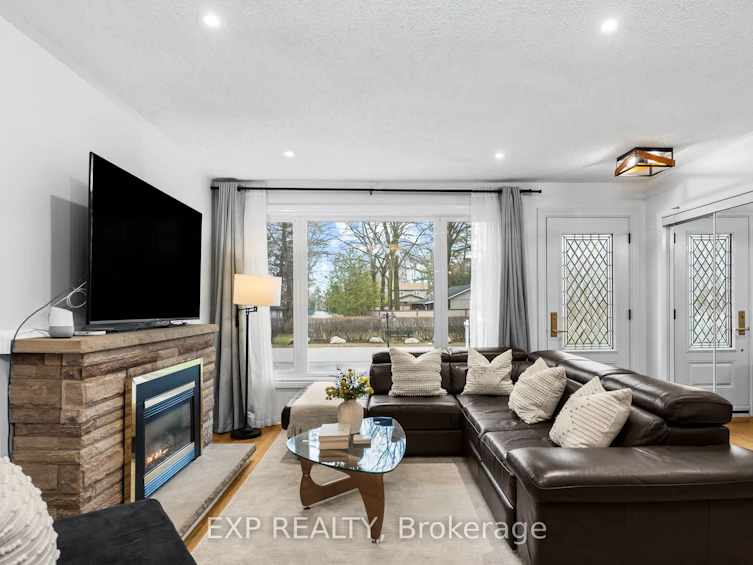 16 Lorne Street, Georgina, ON, L0E 1L0 - 3