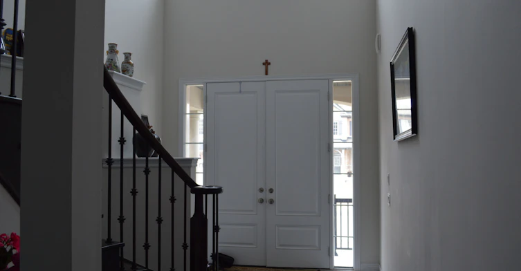 (2 BdRms upper level)-23 Boland Court, Aurora, ON, L4G 0W6 - 2