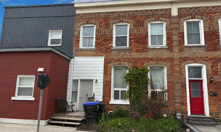 28 Queen Street N