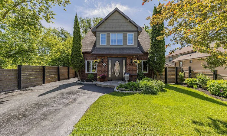 245 Lakeland Crescent