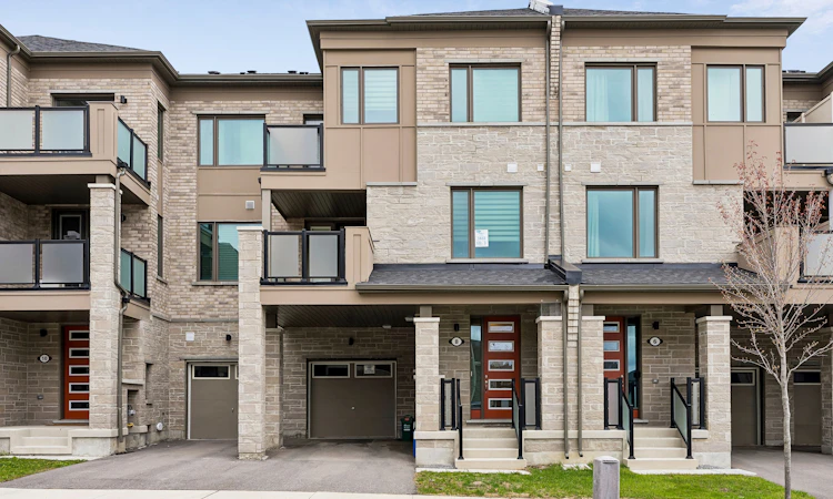 8 Thomas Frisby Jr Crescent