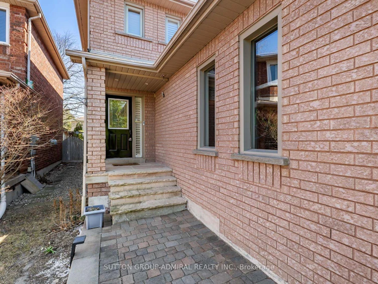 626 College Manor Drive, Newmarket, ON, L3Y 8M7 - 3