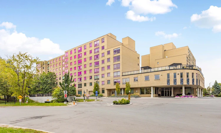 203-326 Major Mackenzie Drive E