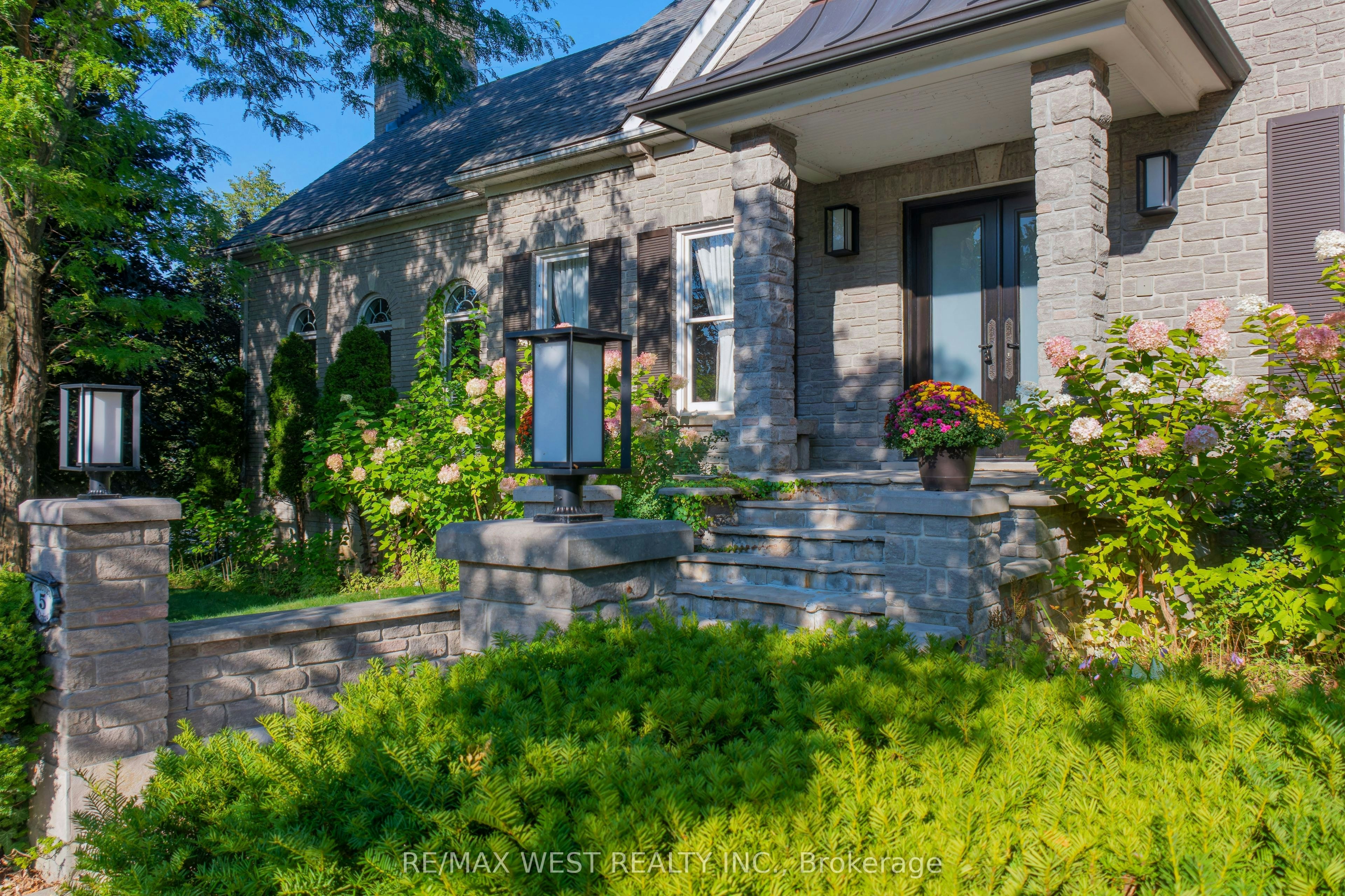 5 Humberview Drive, Vaughan, ON, L4H 1B1