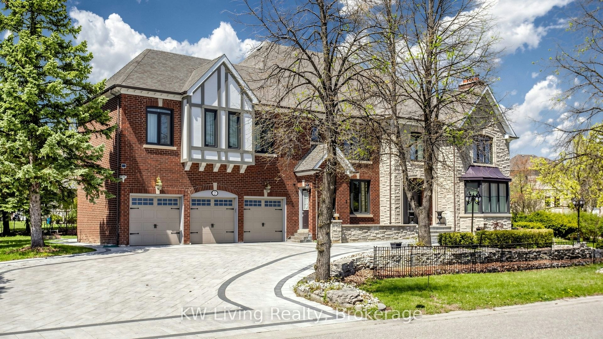 2 Cortina Court N, Richmond Hill, ON, L4B 2G8