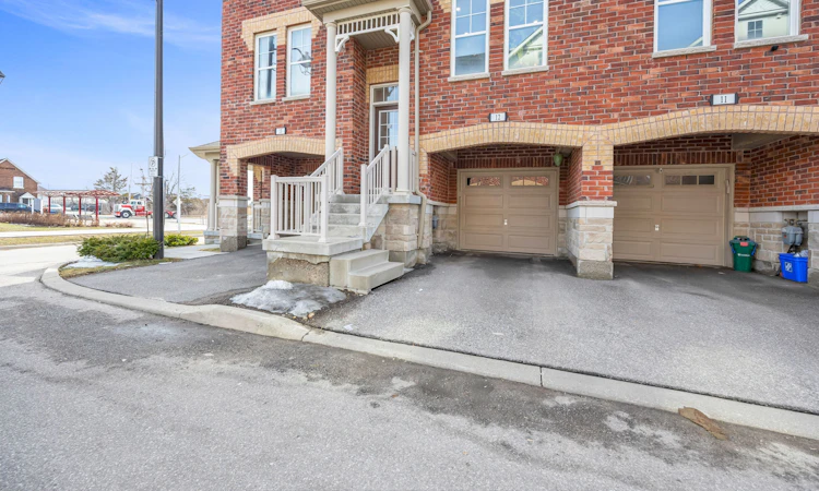 12-10 Porter Avenue W