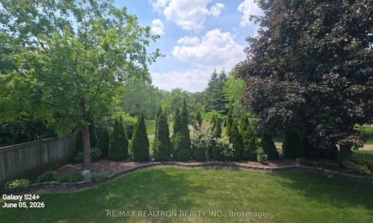 6 White Oak Crescent