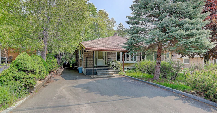 15 Haida Drive, Aurora, ON, L4G 3C6