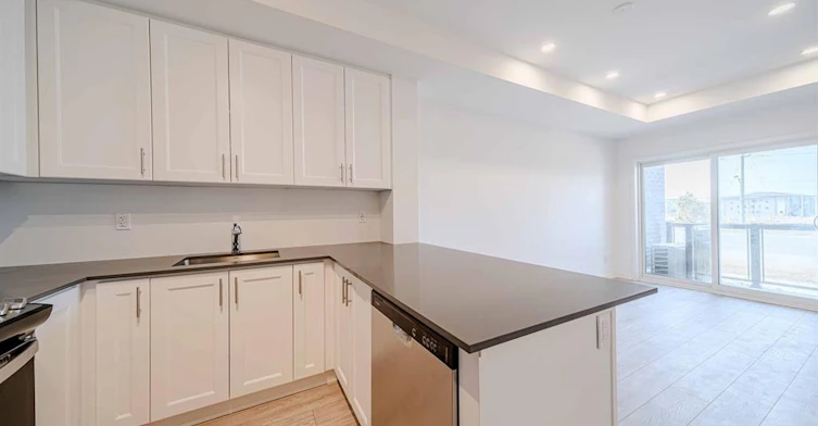 10-16 Lytham Green Circle, Newmarket, ON, L3Y 0H5 - 18