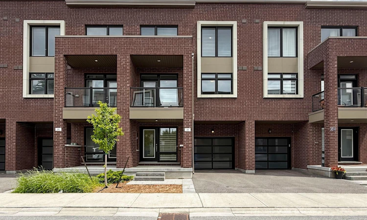 23 Moneypenny Place