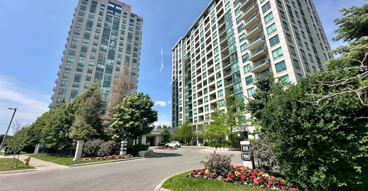 303-88 Promenade Circle, Vaughan, ON, L4J 9A4