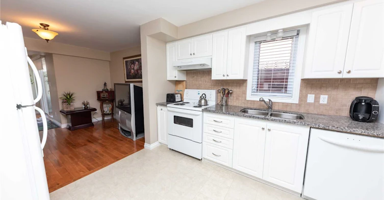 22 Cashel Court, Aurora, ON, L4G 6R8 - 3