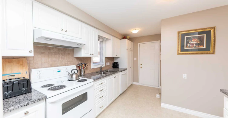 22 Cashel Court, Aurora, ON, L4G 6R8