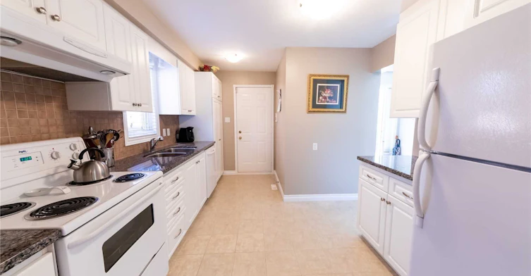 22 Cashel Court, Aurora, ON, L4G 6R8 - 2