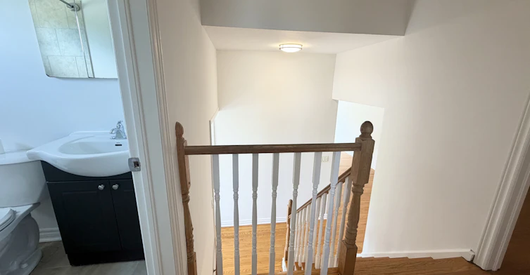 Upper-43 Walter Avenue, Newmarket, ON, L3Y 2T2 - 12