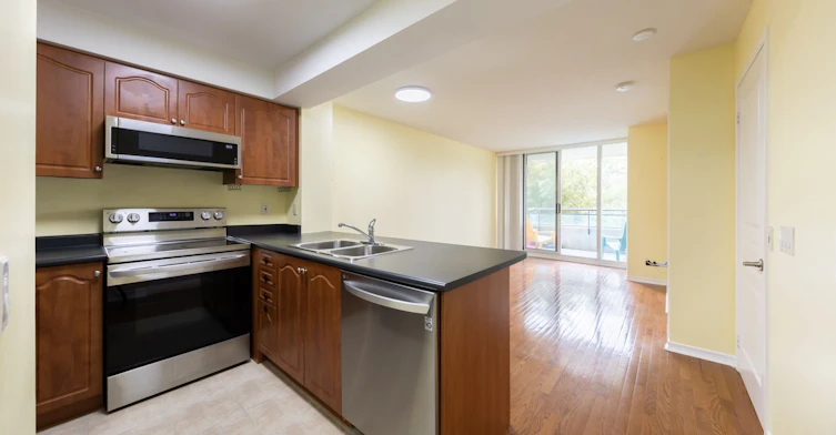 214-330 Red Maple Road, Richmond Hill, ON, L4C 0T6 - 2