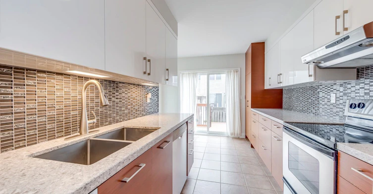 7 Marshview Avenue, Aurora, ON, L4G 7W2 - 7