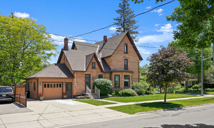 102 Wellington Street E