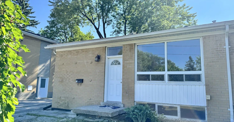 Main-21 Davis Road, Aurora, ON, L4G 2B4