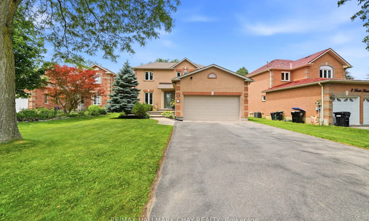 4 Daniele Avenue S