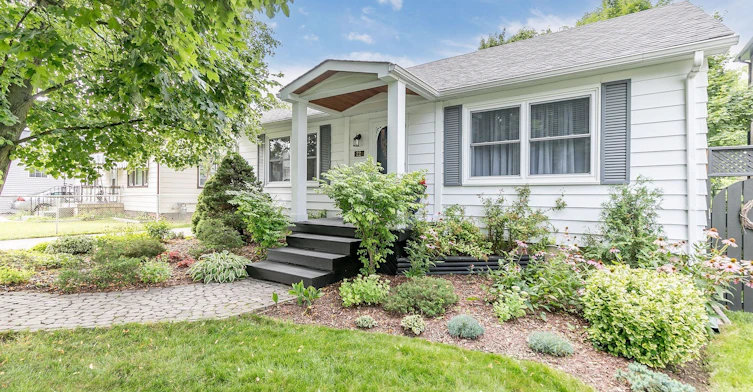 22 Royal Road, Aurora, ON, L4G 1A8