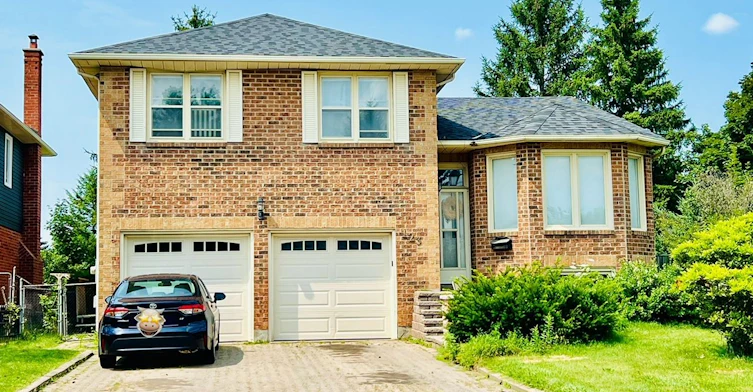 123 Crossland Gate, Newmarket, ON, L3X 1A5