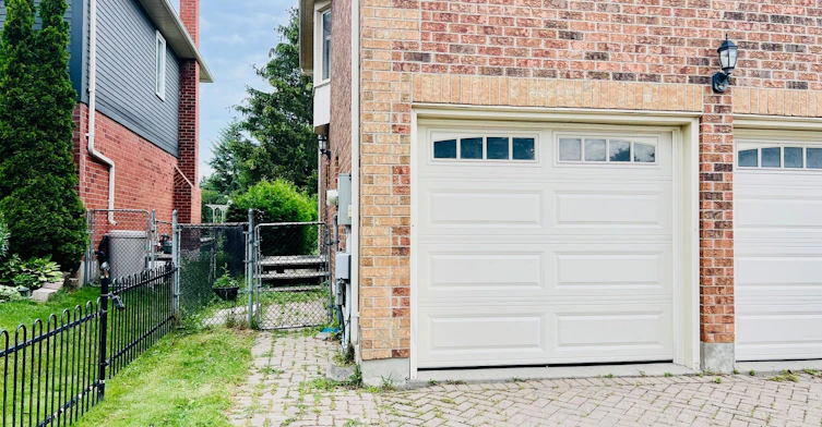 123 Crossland Gate, Newmarket, ON, L3X 1A5 - 2