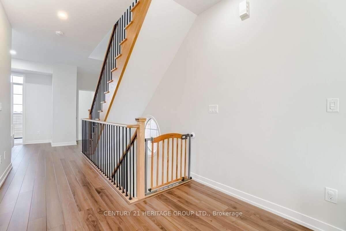 239 Harding Park, Newmarket, ON, L3Y 0E1 - 2